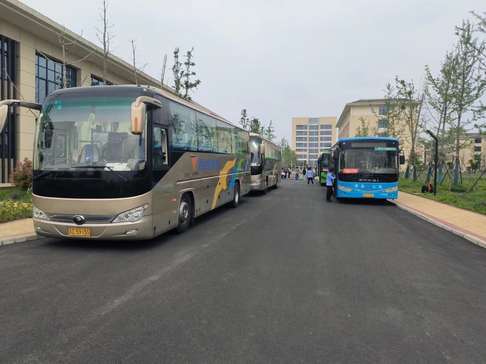 深入践行“一改两为”，着力解决学生乘车难题